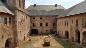 jelsava-kastiel-nadvorie