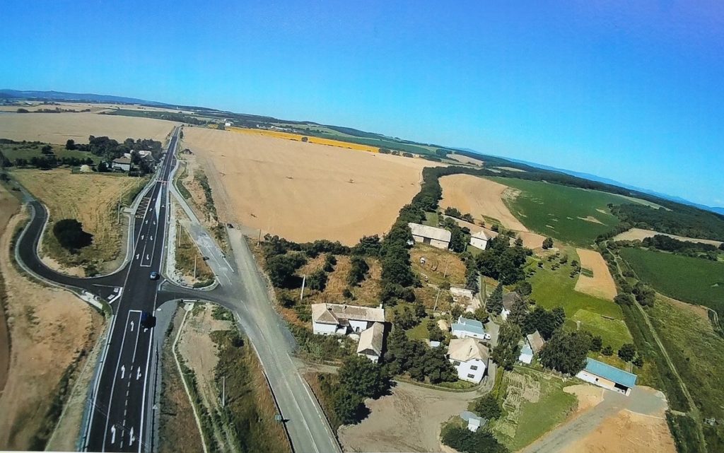 ruzova-osada-cesta-letecky-pohlad