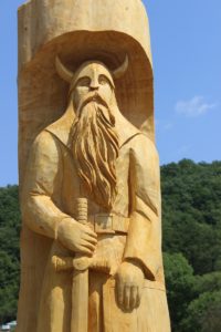 drevena-socha-naucny-chodnik-maginhrad