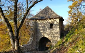 muransky-hrad-muran-vstupna-brana-jesen