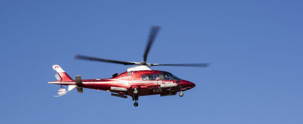 Helikoptéra, vrtuľník, záchranári, zdravotníci