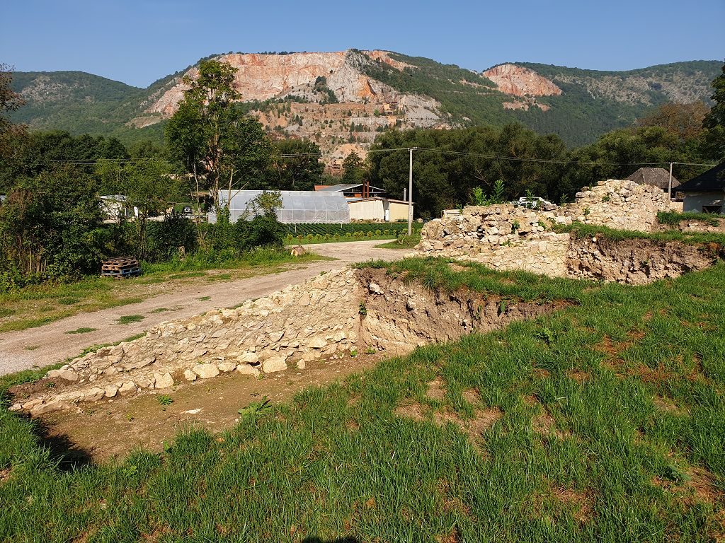 Odhalené základy počas archeologických výskumov (Gombasek-Slavec)