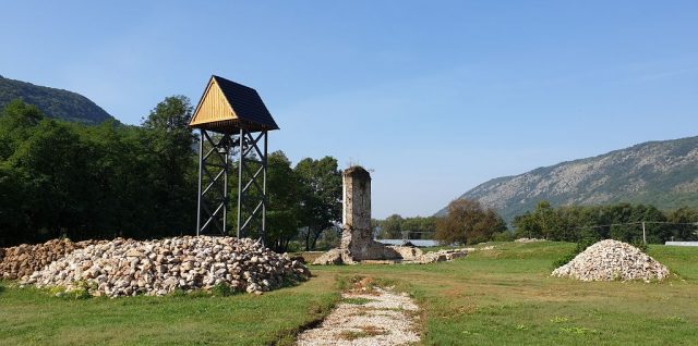 Zvyšok pavlínkeho kostola a nová zvonica