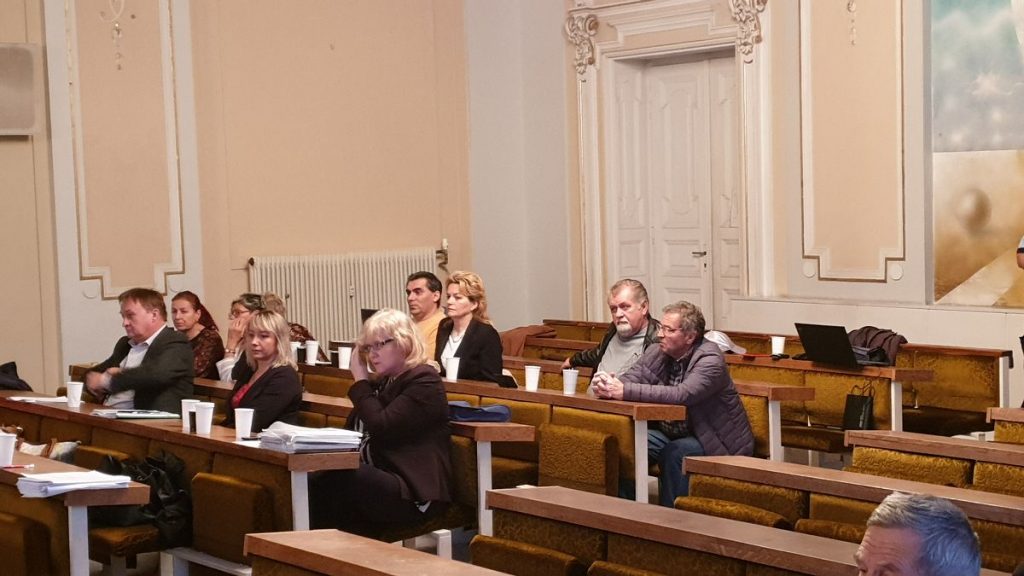 Vprevde traja zamestnanci MsÚ, za nimi organizačný výbor podpisovej akcie