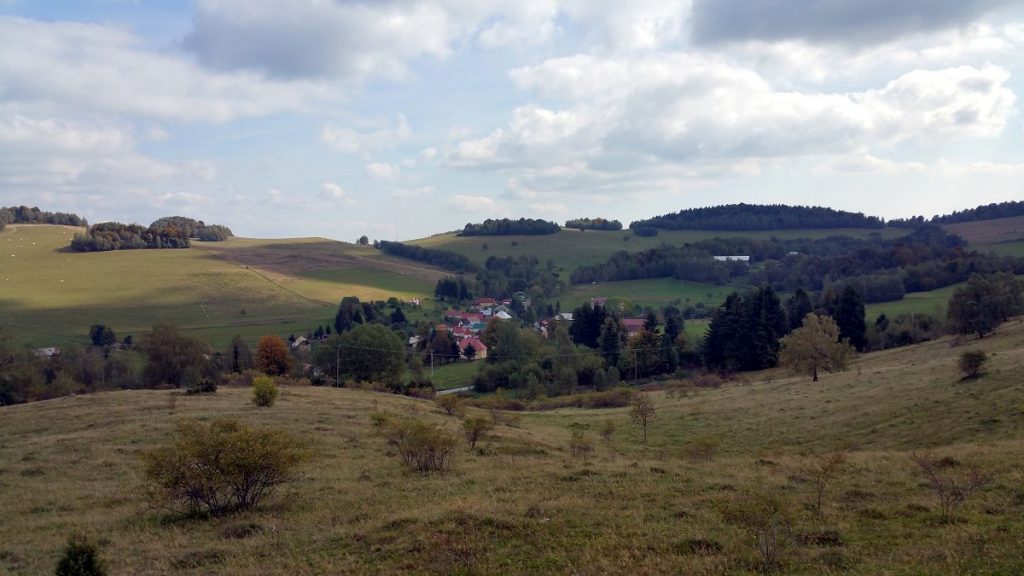 Dedina Ďubákovo v údolí, ktoré mala zaplaviť voda hornej nádrže