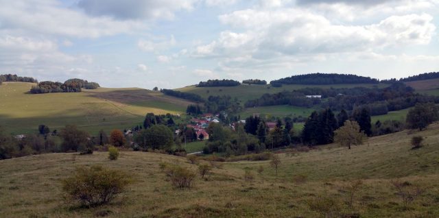 Dedina Ďubákovo v údolí, ktoré mala zaplaviť voda hornej nádrže