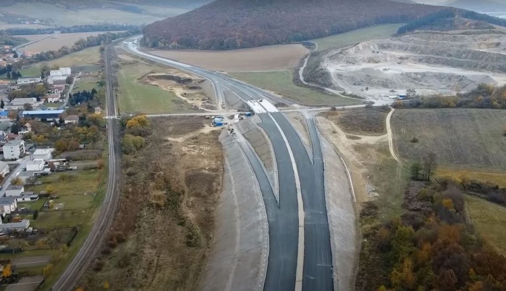Výstavba úseku R2 pri Mýtnej so zjazdom a nájazdom na diaľnicu