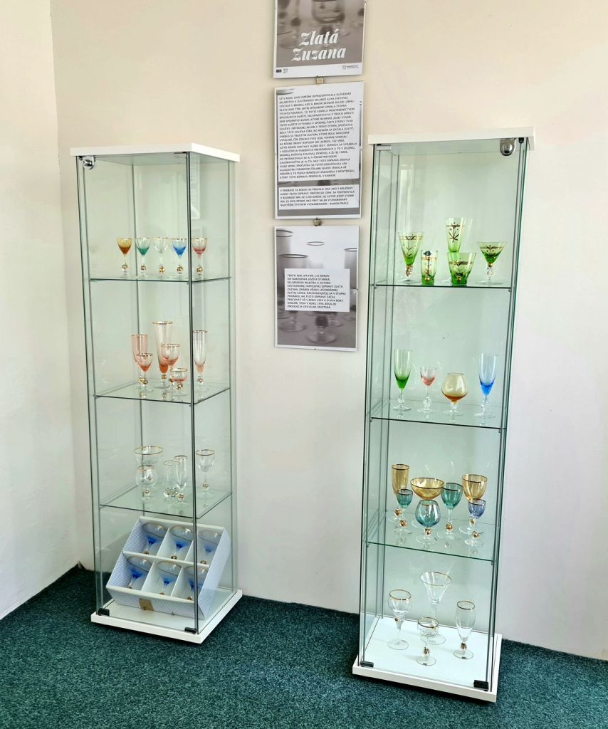 Poháre Zlatá Zuzana v expozícii Novohradského múzea a galérie v Lučenci. 