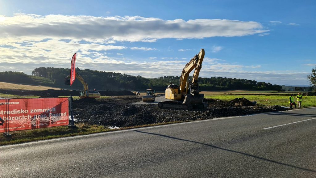 Hrubé terénne úpravy v priemyselnom parku na začiatku októbra 2023