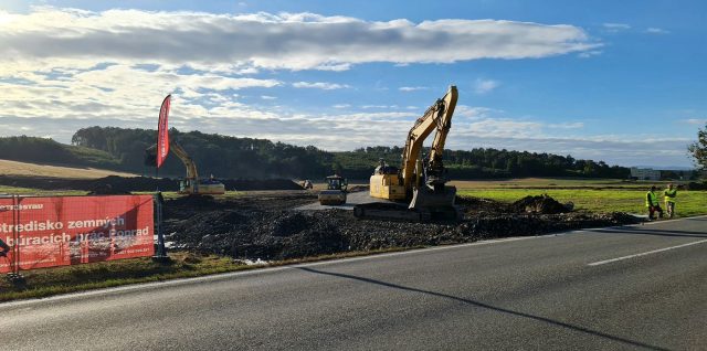 Hrubé terénne úpravy v priemyselnom parku na začiatku októbra 2023
