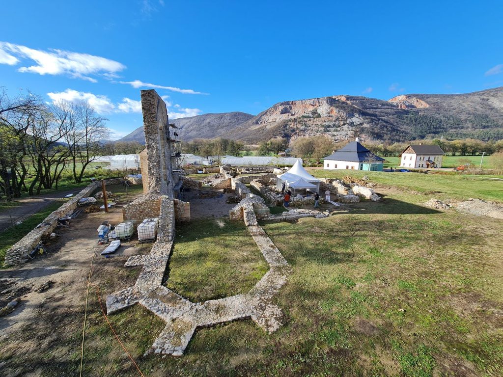 Gombasek, ruiny kostola