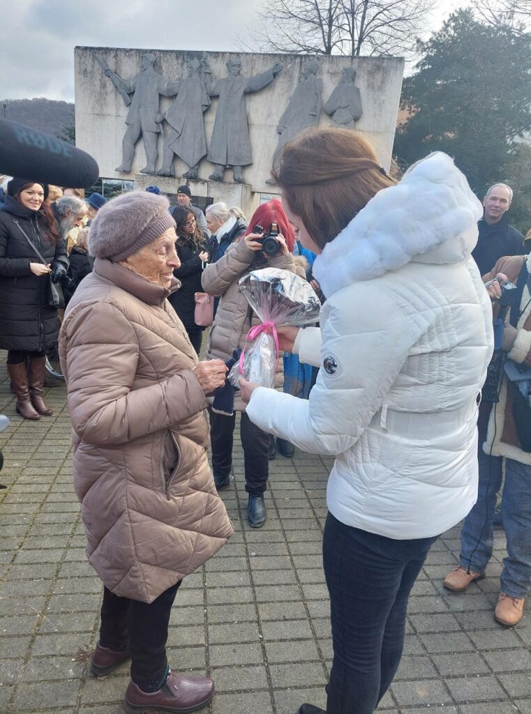 Andrea Kosecová dáva Terézii Košťálovej ako dar železnú kyticu.
