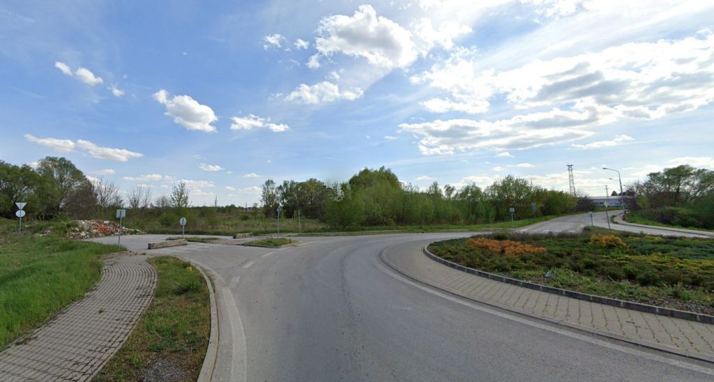 Kruhová križovatka so slepým ramenom v R. Sobote, kam nezodpovední ľudia nelegálne vyvážali odpad. Foto: Google Street View