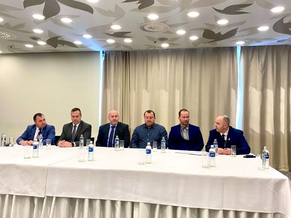 Primátori a starostovia pri podpise vyhlásenia Revúcka výzva