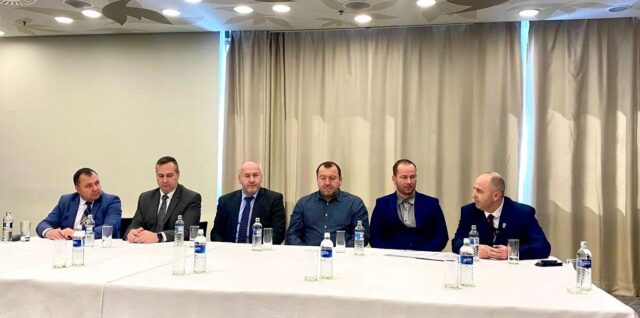 Primátori a starostovia pri podpise vyhlásenia Revúcka výzva