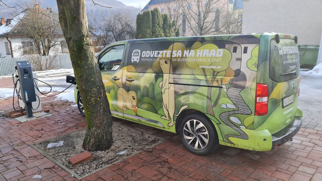 Sysľobus, ktorý z Muráňa premáva na sysľovisko Biele vody