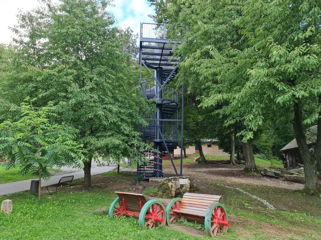 Horná veža začiatkom augusta 2023, ešte pred predĺžením