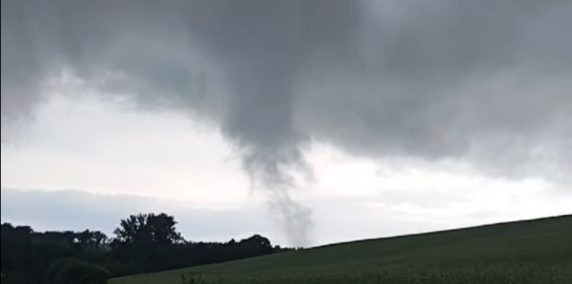 Tornádo pri Rimavskej Sobote. Foto: Facebook.com/Marek Kosorín
