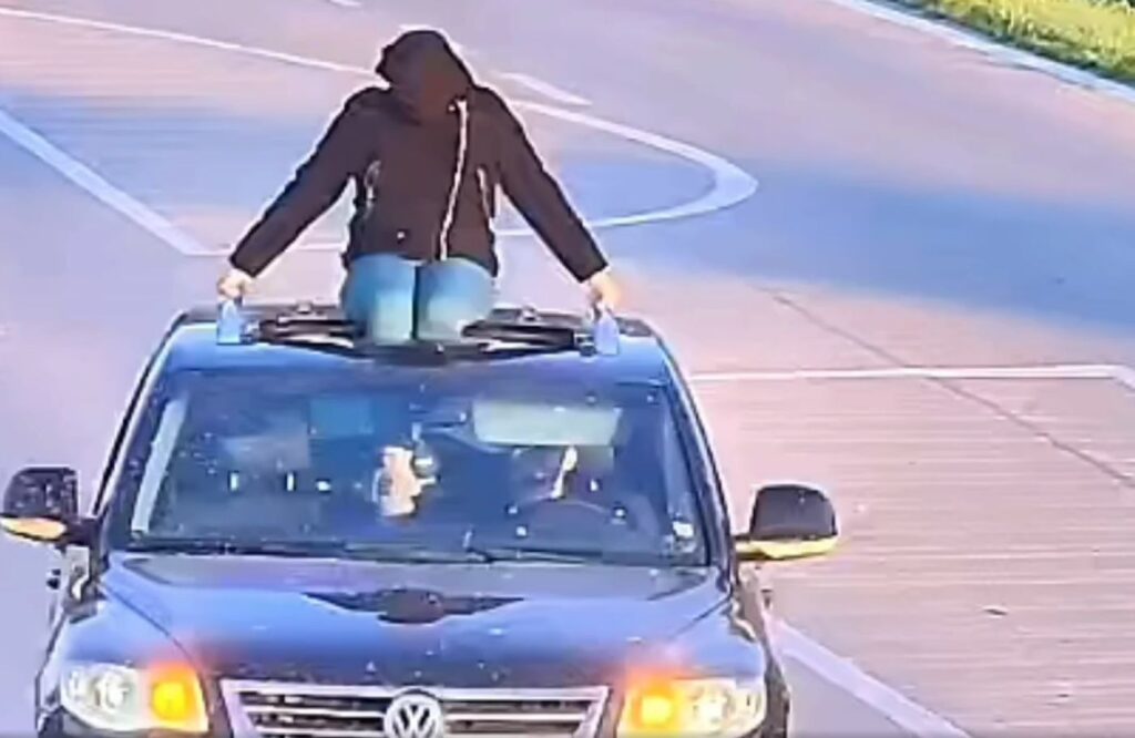 Žena na streche auta Revúca