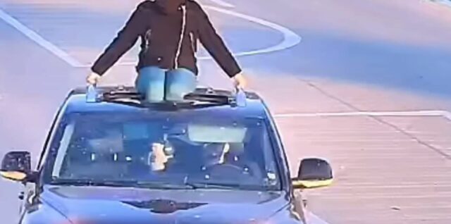 Žena na streche auta Revúca