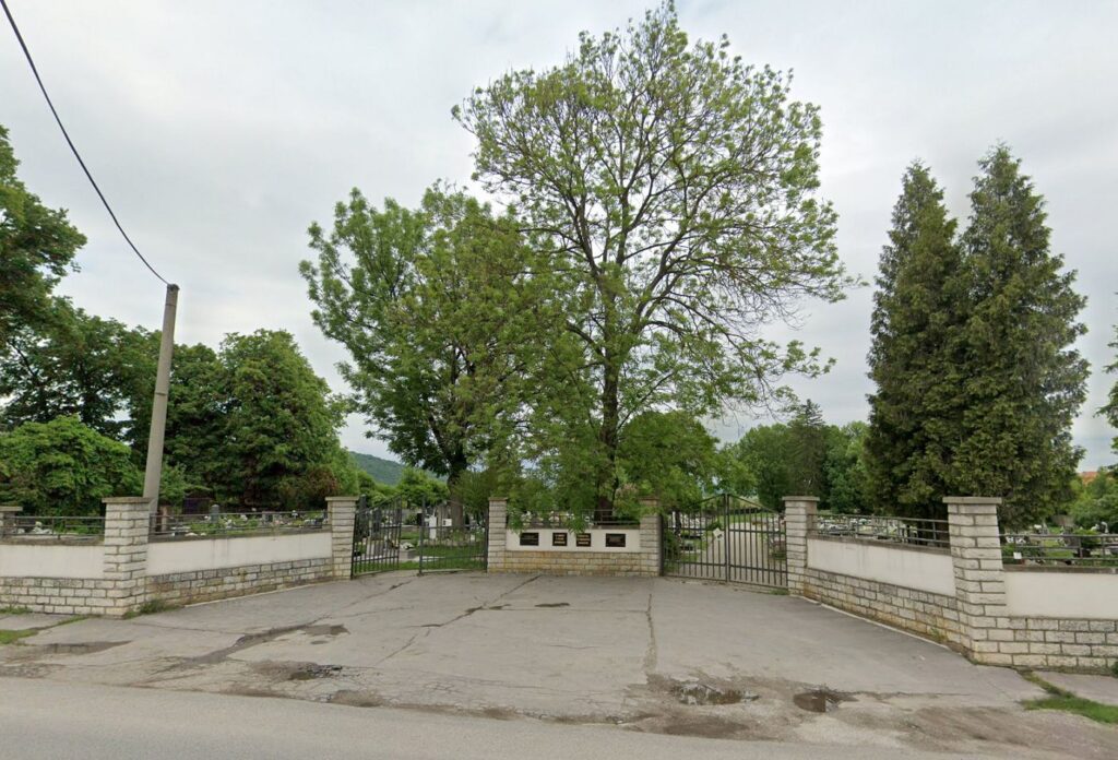 Vchod na cintorín v Tornali