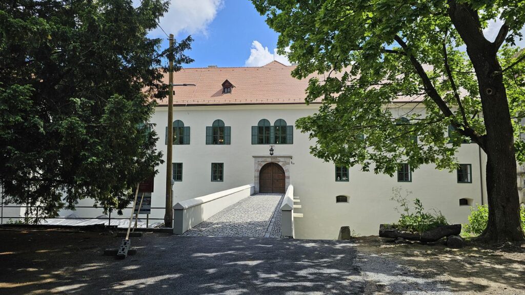 Modrý Kameň, hrad, kaštieľ, Múzeum bábkarských kultúr a hračiek