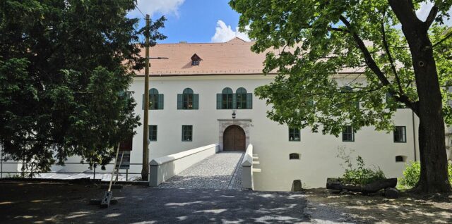 Modrý Kameň, hrad, kaštieľ, Múzeum bábkarských kultúr a hračiek