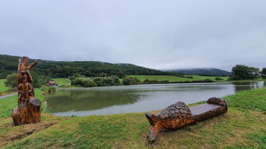 Socha vodníka pri rybníku vo V. Skálniku sa tiež rozpadla, aj drevo lavičky hnije a rozpadáva sa