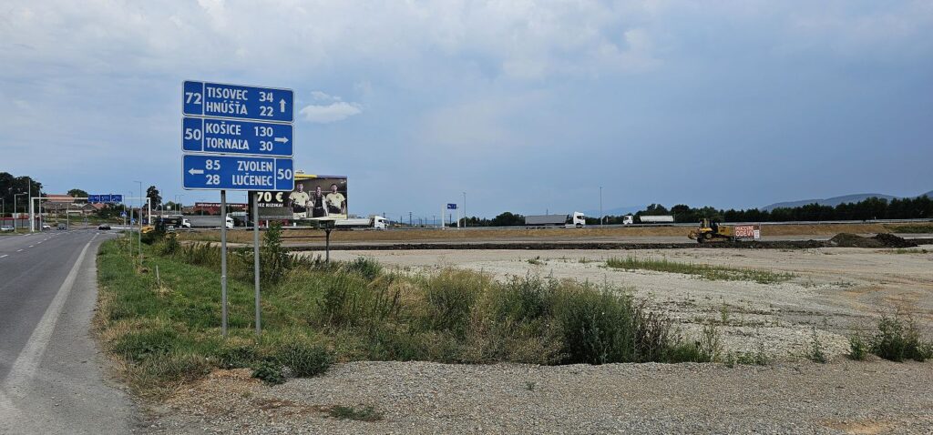 Úroveň terénu na mieste budúceho McDonald's má byť zhruba na úrovni cesty