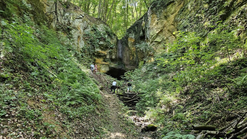 Výmoľová roklina, na konci ktorej je Kamenná izba