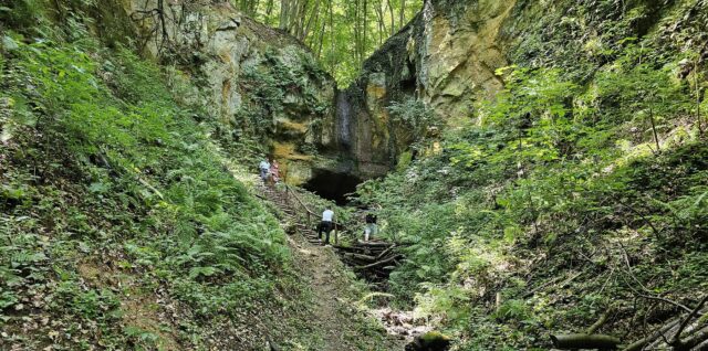 Výmoľová roklina, na konci ktorej je Kamenná izba