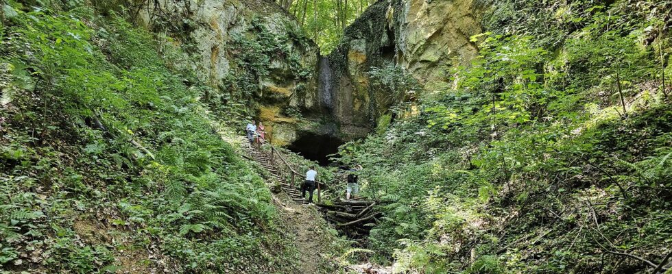 Výmoľová roklina, na konci ktorej je Kamenná izba