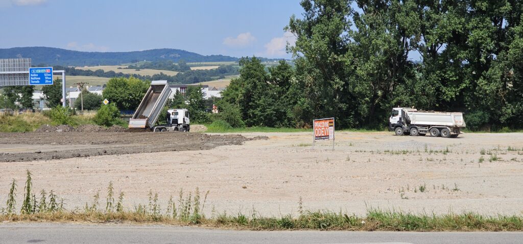 Zemné práce na mieste budúceho obchodného centra pri Rimavskej Sobote