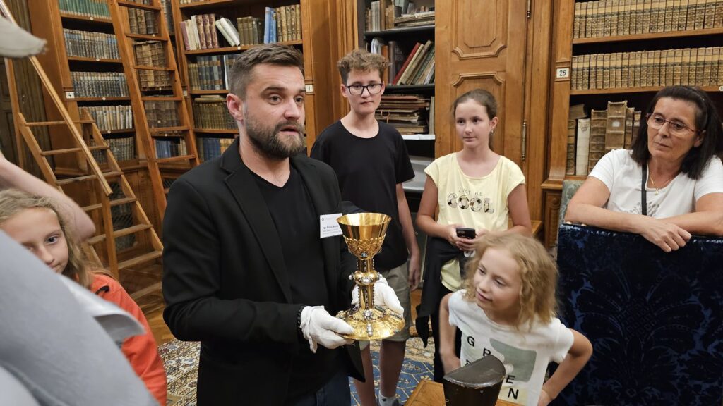 Matúš Molnár so zlatým kalichom, zbierkový predmet