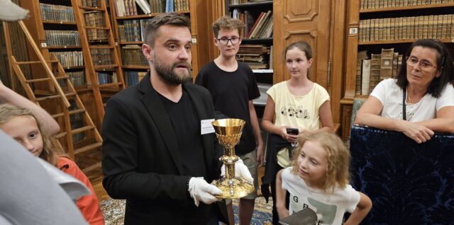 Matúš Molnár so zlatým kalichom, zbierkový predmet