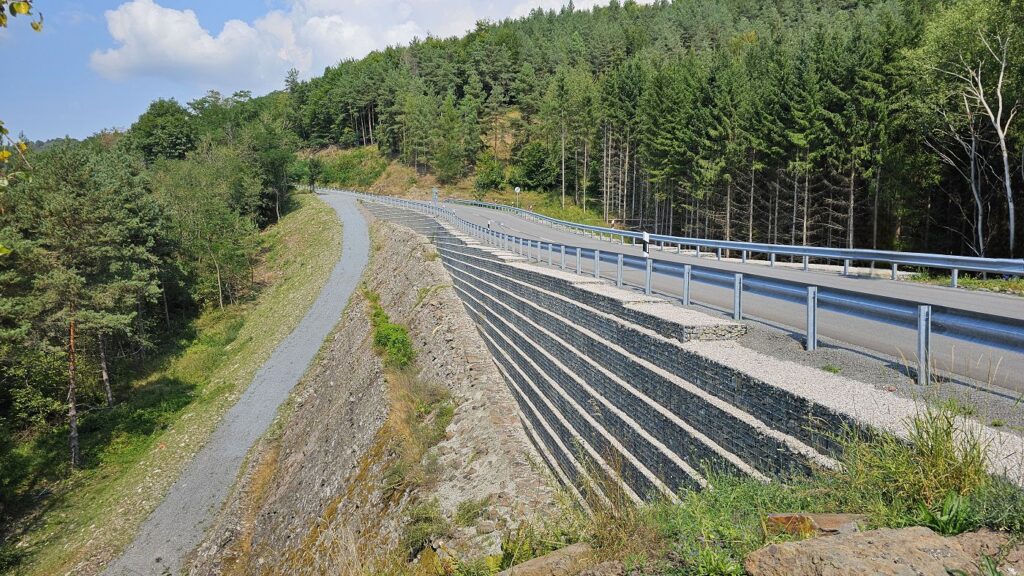 Násyp pod cestou II/591 pri dedine Horný Tisovník, ktorý bol zrekonštruovaný v rámci obnovy cesty. Obnovu vykonal Banskobystrický samosprávny kraj