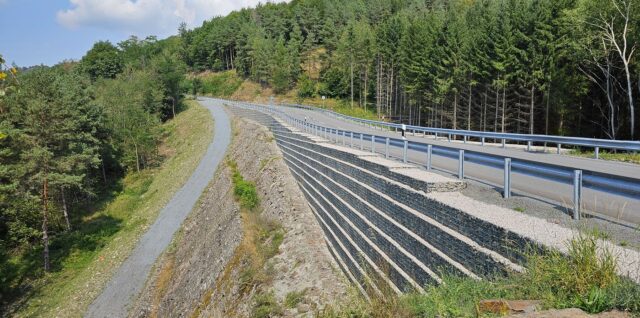 Násyp pod cestou II/591 pri dedine Horný Tisovník, ktorý bol zrekonštruovaný v rámci obnovy cesty