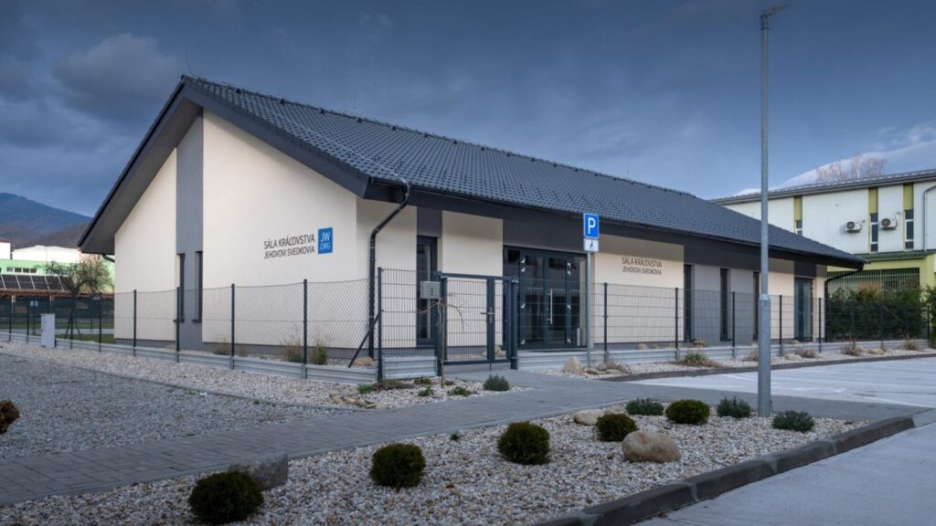 Nová sála Kráľovstva náboženskej spoločnosti Jehovovi svedkovia v Revúcej. Foto: Jehovovi svedkovia