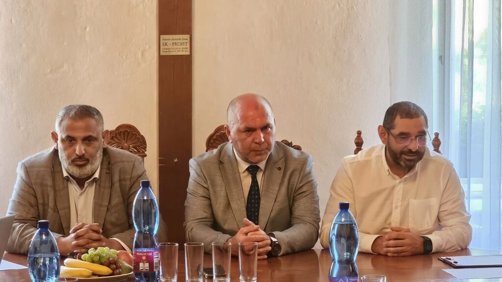 Splnomocnenec vlády pre rómske komunity Alexander Daško, primátor Tisovca Ján Vengrín a riaditeľ Národnej rozvojovej agentúry Ján Konček