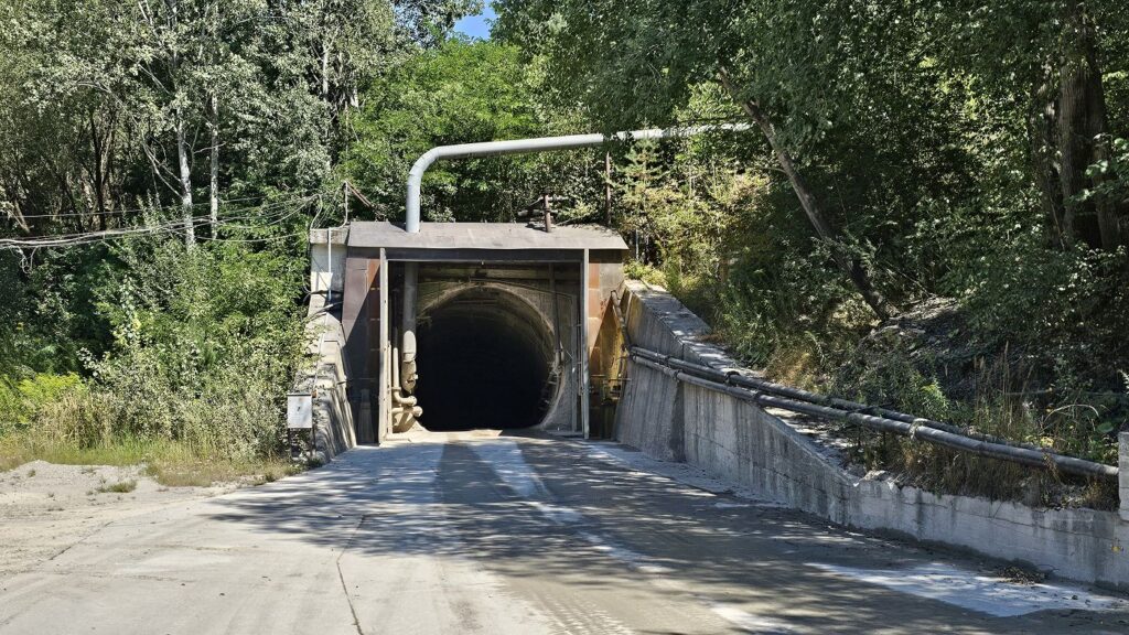 Vchod do bane Jelšava, baňa