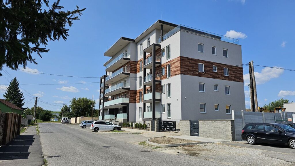 Prestavba staršej budovy na byty na Čerenčianskej ulici v Rimavskej Sobote