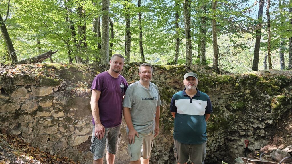 V smere zľava členovia OZ Lipuntava Tibor Vanyo a Mário Panák a archeológ Alexander Botoš počas archeologického výskumu, hrad Drienok 