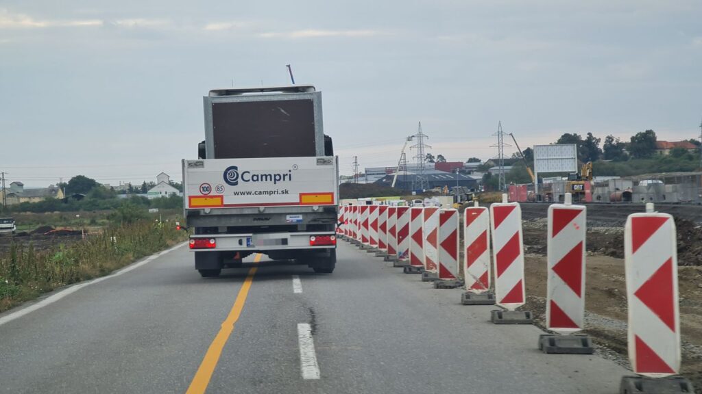 Kamión na zúženej ceste pri priemyselnom parku R. Sobota