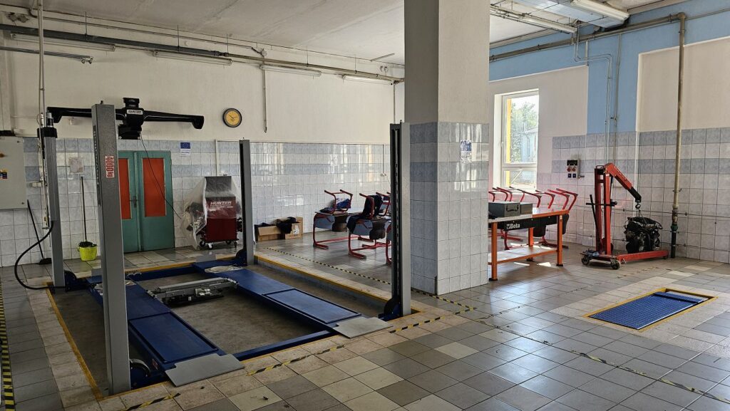 Školská dielňa na opravu áut