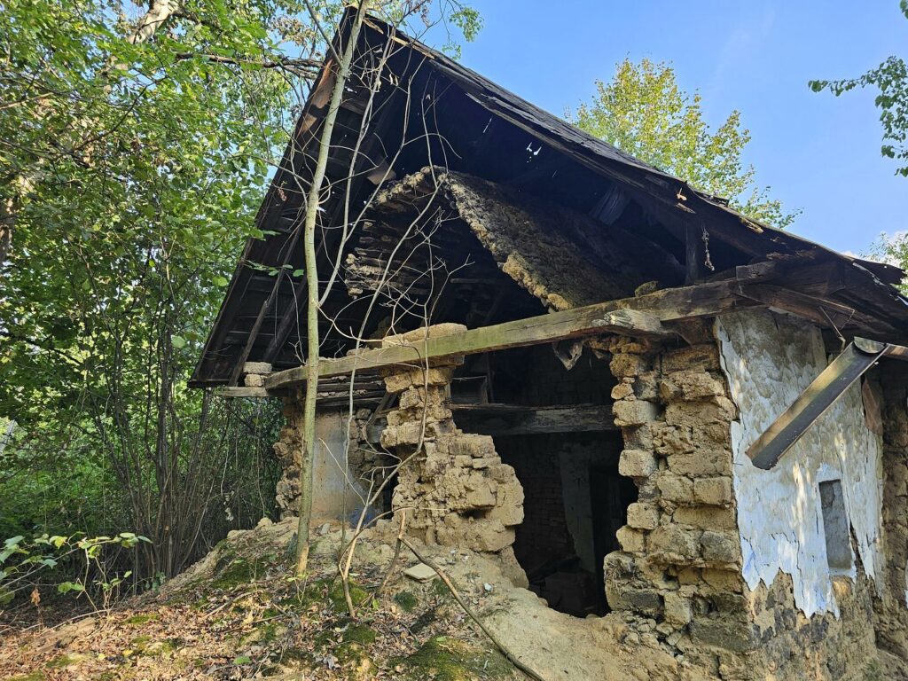 Spadnutá zadná stena baníckeho domu, banícky dom