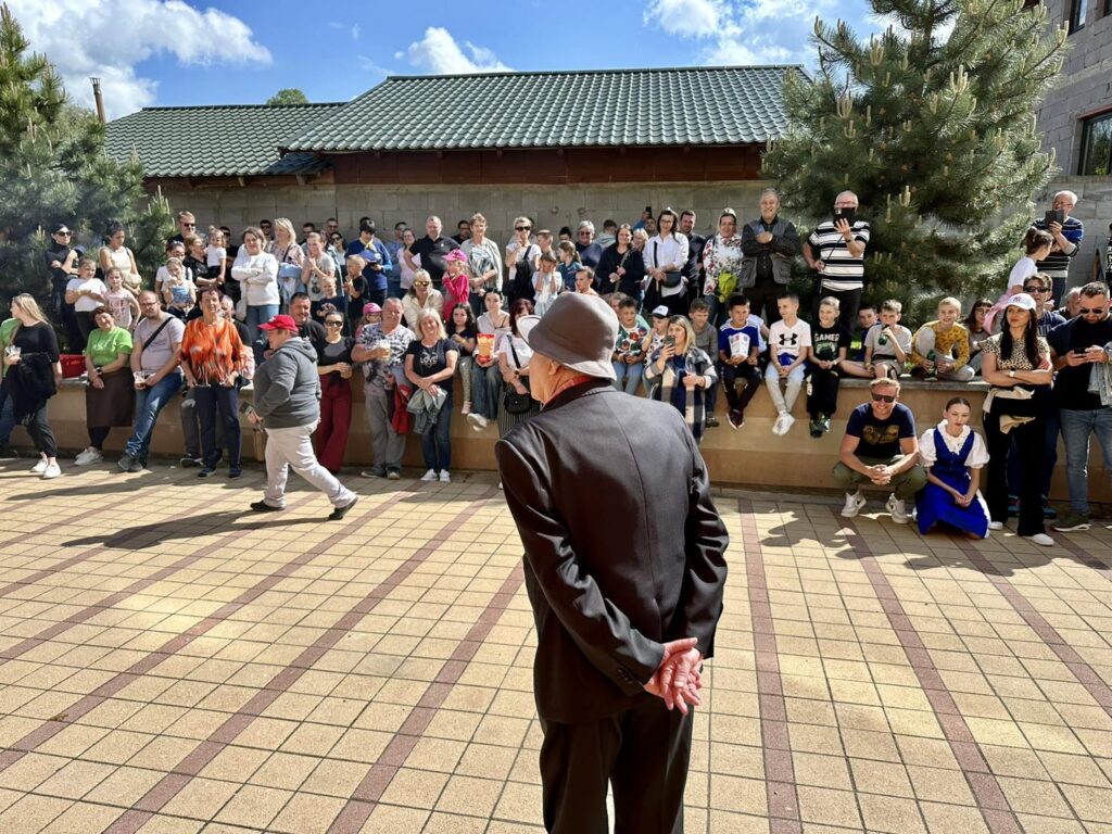 Ander z Košíc pri vystúpení v Širokom. Foto: Facebook.com/Ander z Košíc - Ján Pisančin