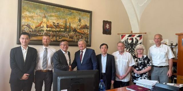 Jozef Šimko so zástupcami čínskeho investora v roku 2023