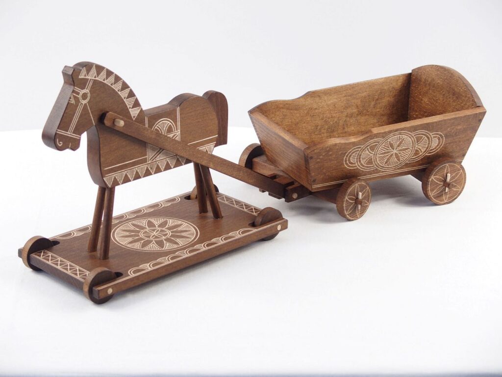 Kyjatické hračky - drevený koník s vozom. Foto: GMM R. Sobota