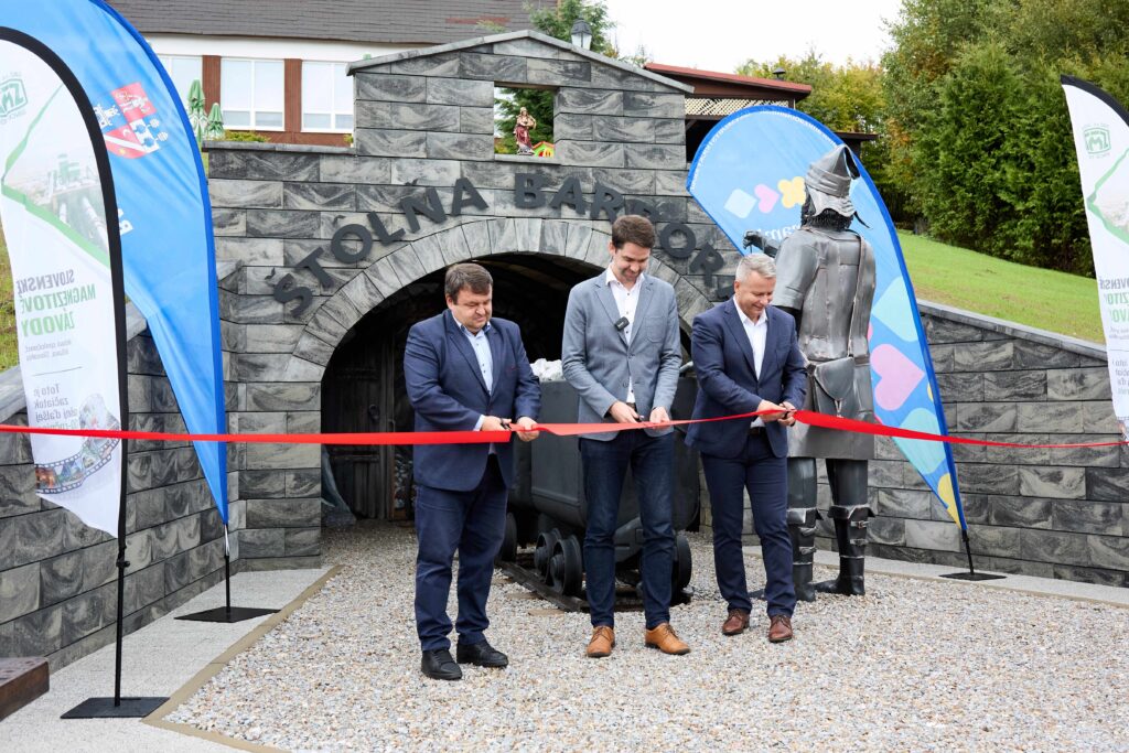 Maketa štôlne pri hoteli Hrádok. Ofociálne ju otvorili primátor Jelšavy Milan Kolesár, predseda BBSK Ondrej Lunter a riaditeľ SMZ Roman Gažúr