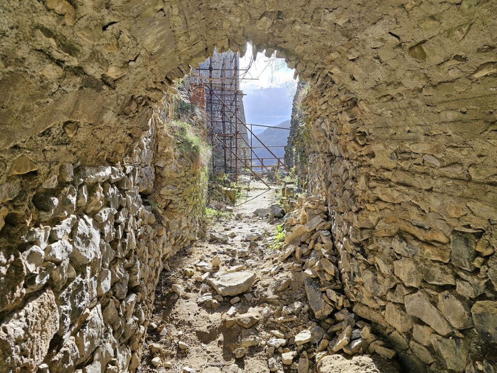 Opevnenie pri hlavnej veži hradu, ktoré sa sčasti zosunulo